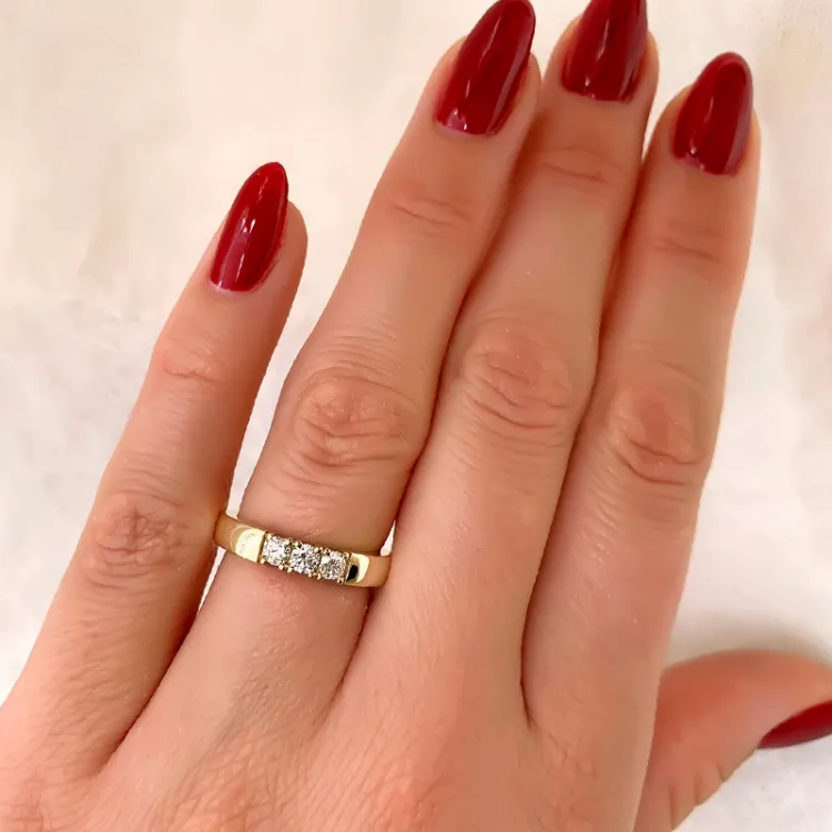 kraftig alliancering i 14 karat guld 3 x 0,10 ct