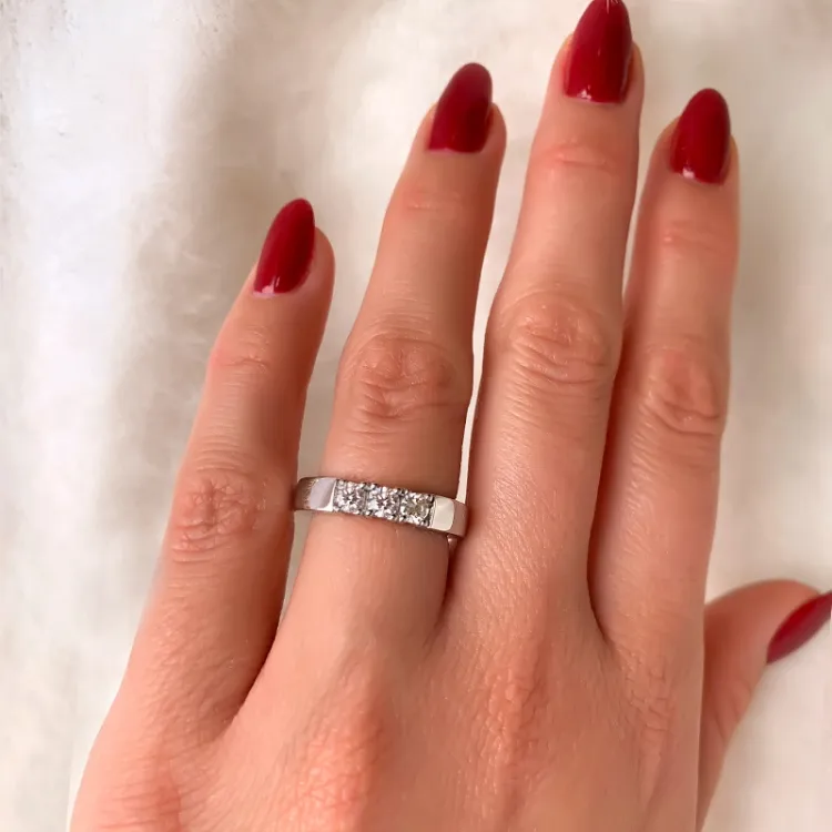 Alliancering i 14 karat hvidguld 3 x 0,15 ct
