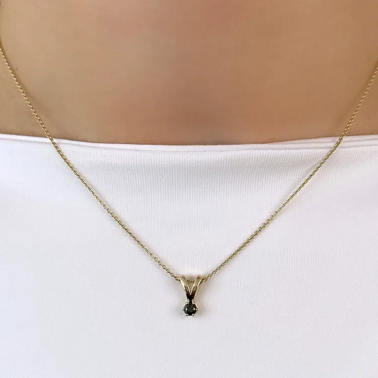 0,15 ct sort diamant solitairevedhæng i 14 karat guld 0,15 ct