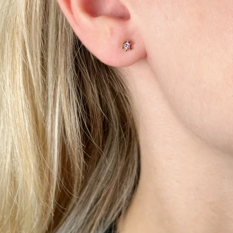 2 x 0,07 ct pink safir solitaireørestikker i 14 karat guld med pink safir
