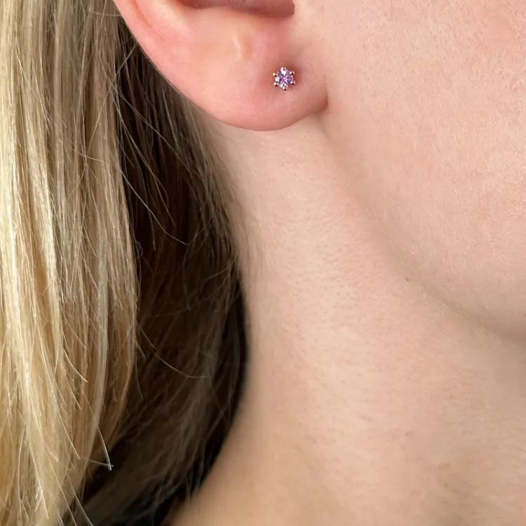 2 x 0,13 ct pink safir solitaireørestikker i 14 karat guld med pink safir