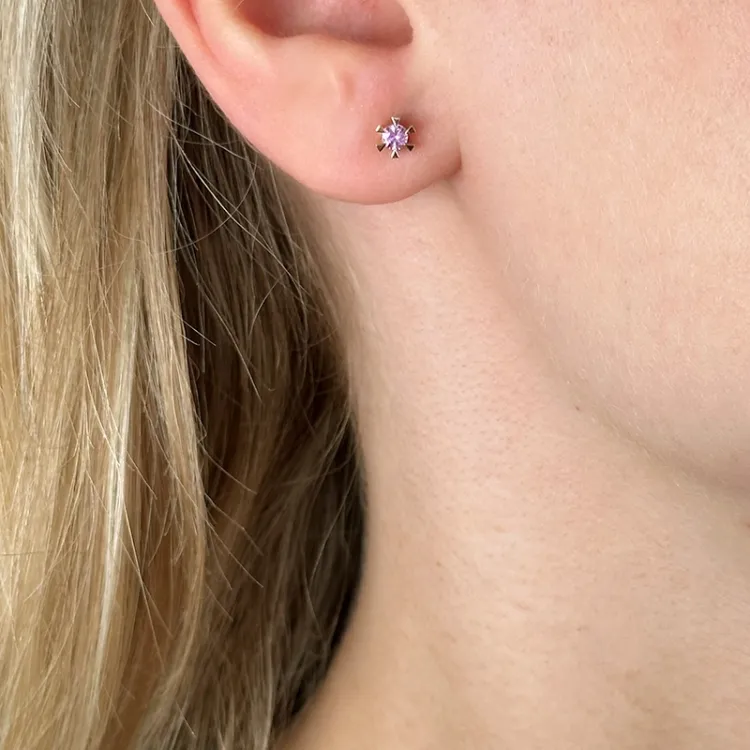 2 x 0,13 ct pink safir solitaireørestikker i 14 karat guld med pink safir