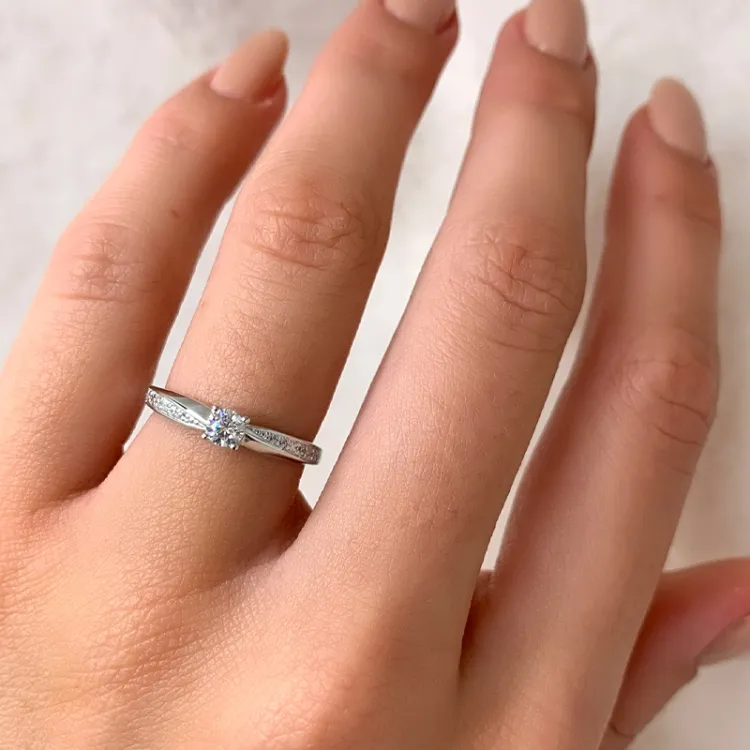 Elegant zirkon ring i 14 karat hvidguld