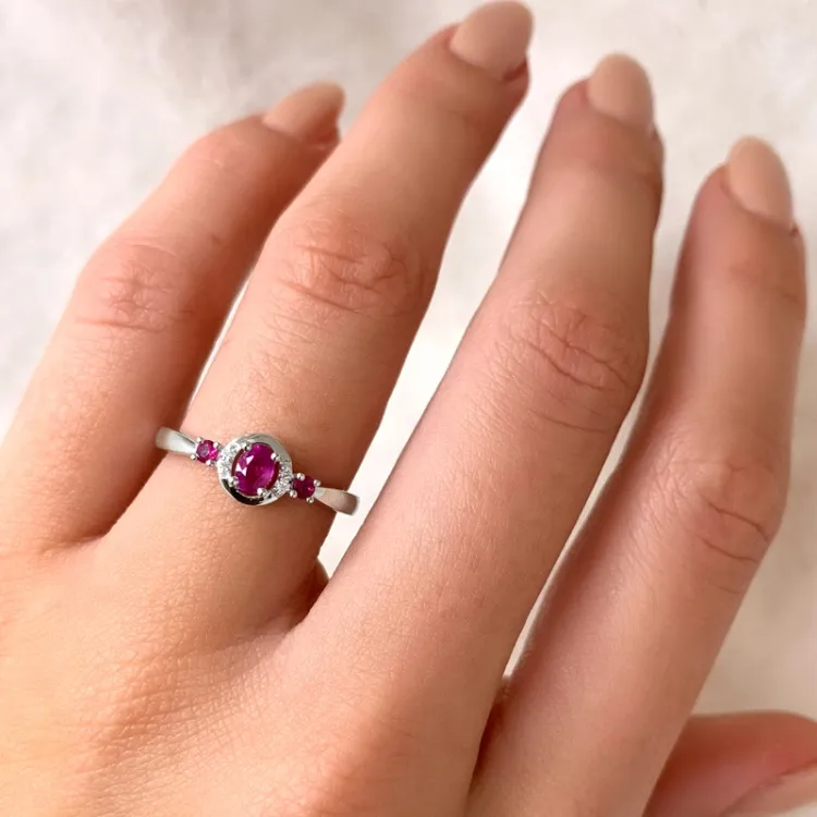 Elegant rubin ring i 14 karat hvidguld  0,016 ct