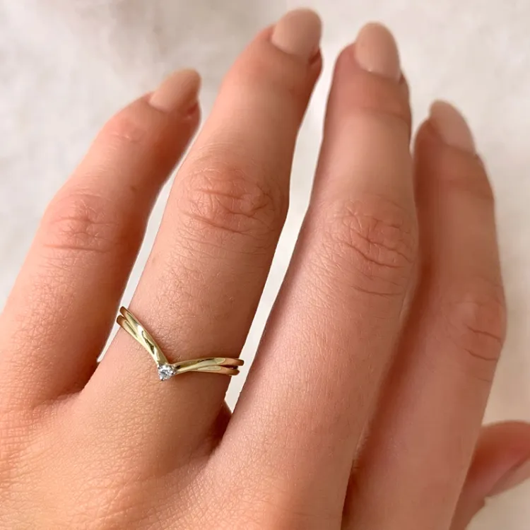 V diamant guld ring i 14 karat guld med rhodium 0,021 ct