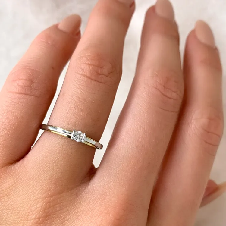 Elegant diamant guld ring i 14 karat guld med rhodium 0,08 ct
