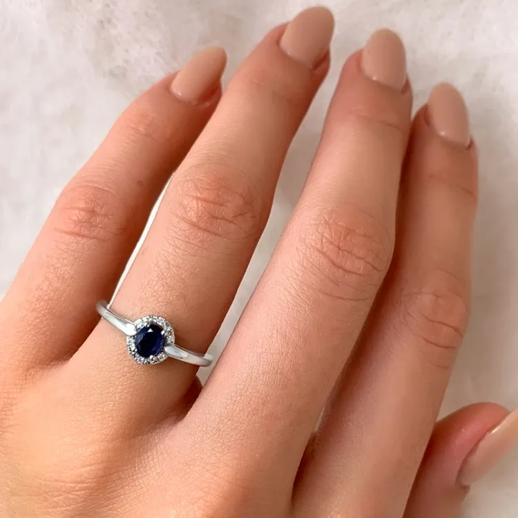 oval safir ring i 14 karat hvidguld
