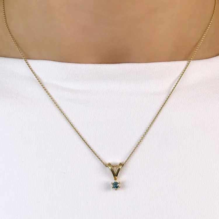 0,14 ct blå behandlet naturlig diamant solitairevedhæng i 14 karat guld 0,14 ct