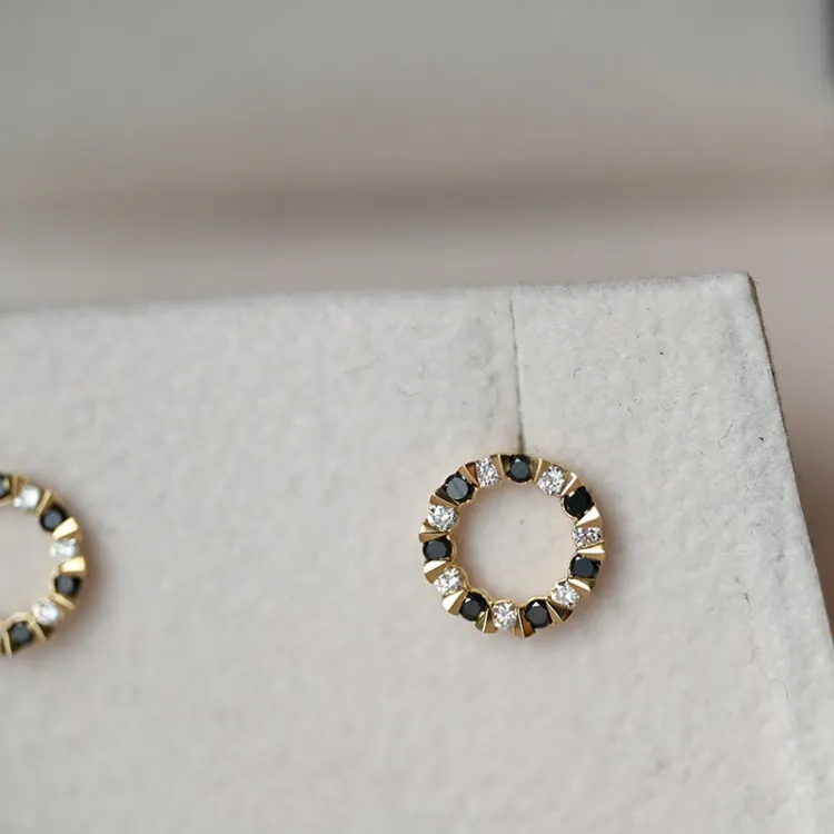 runde sorte diamant ørestikker i 14 karat guld med diamant og sort diamant 