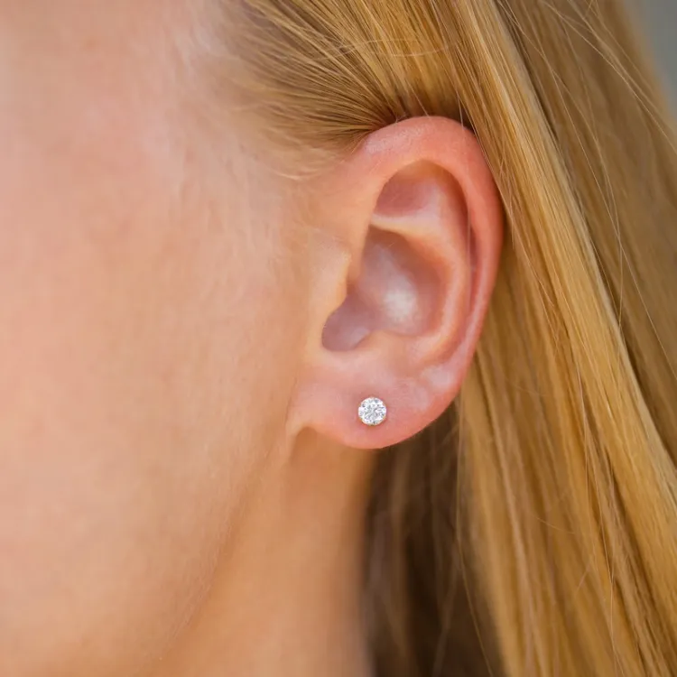 4 mm ørestikker i 9 karat guld med zirkon - Gold Collection