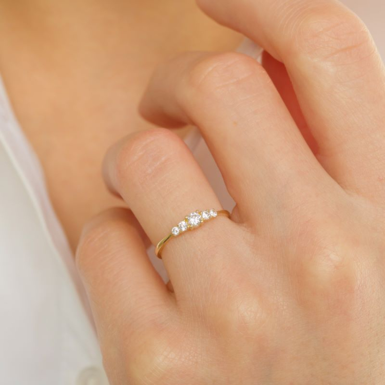 smal hvid zirkon ring i 9 karat guld - Gold Collection
