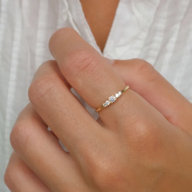 smal hvid zirkon ring i 9 karat guld - Gold Collection