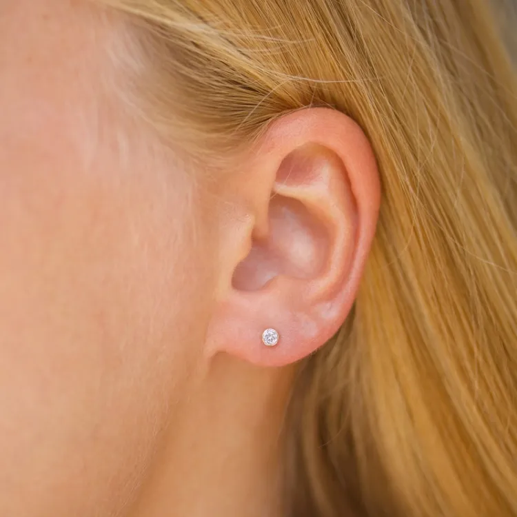 3 mm runde øreringe i 14 karat guld med zirkon - Gold Collection