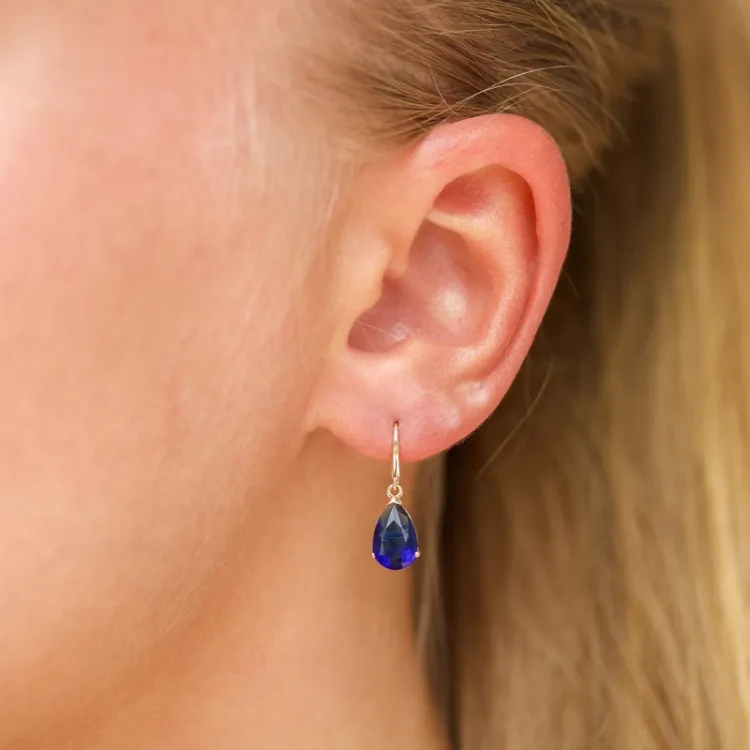 dråbe blå guldøreringe i 14 karat guld med syntetisk safir - Gold Collection