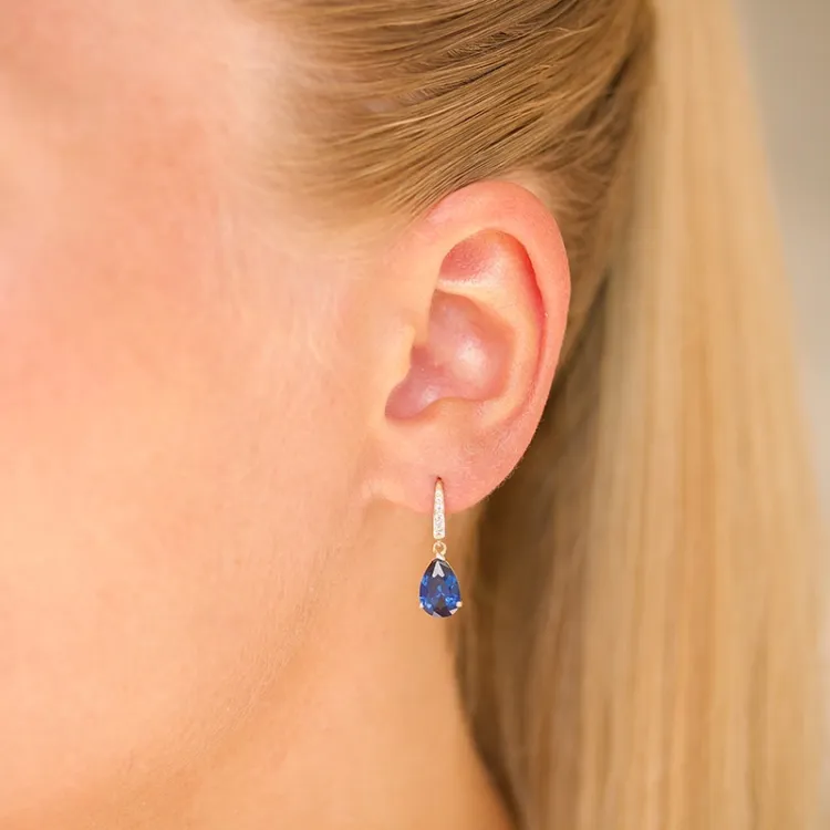 dråbeformede øreringe i 14 karat guld med syntetisk safir og zirkon - Gold Collection