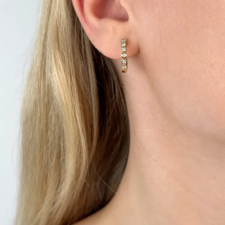 16 mm brillant creoler i 14 karat guld med diamant