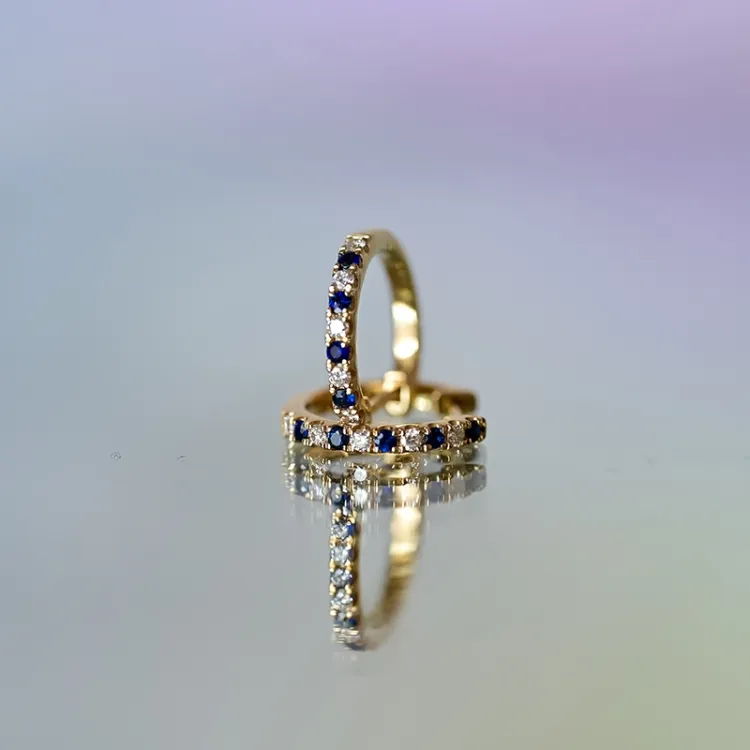 13 mm safir creoler i 14 karat guld med diamant og safir