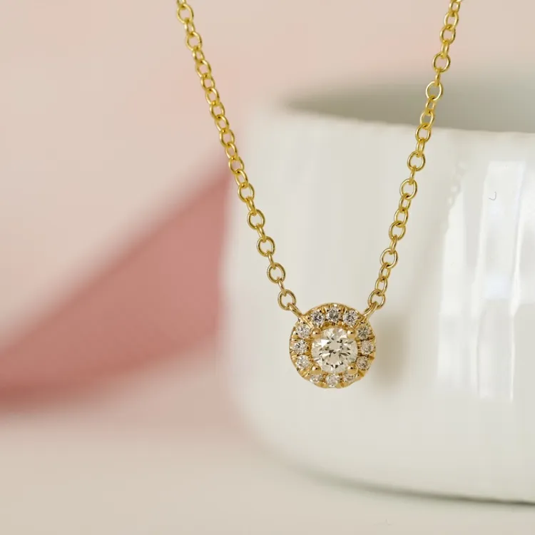 45 cm halskæde med vedhæng i 14 karat guld 0,234 ct