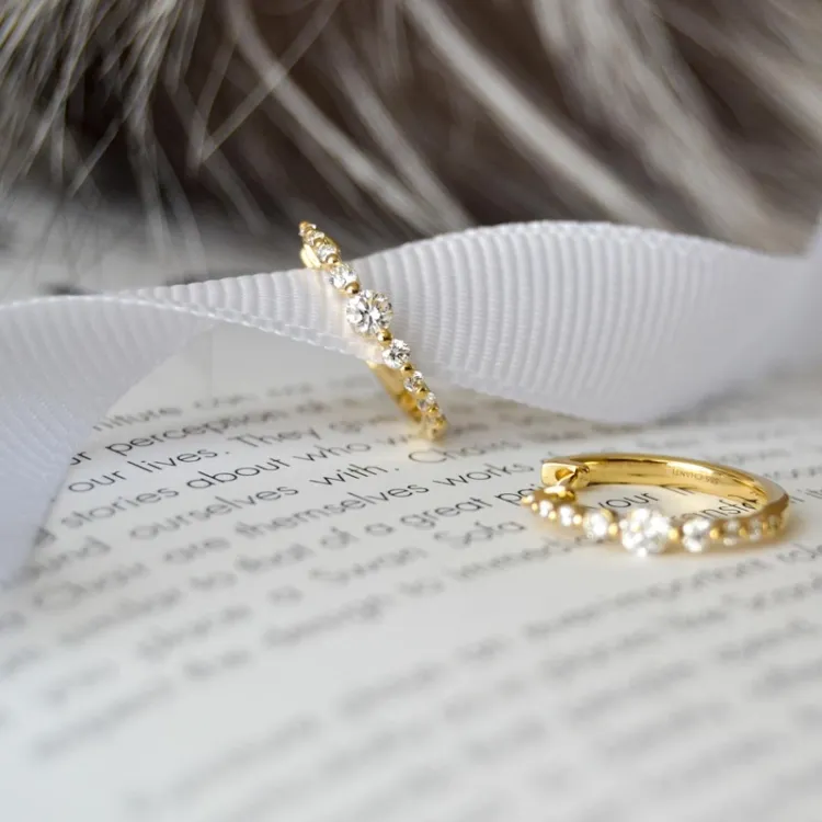 17 mm brillant creoler i 14 karat guld med diamant
