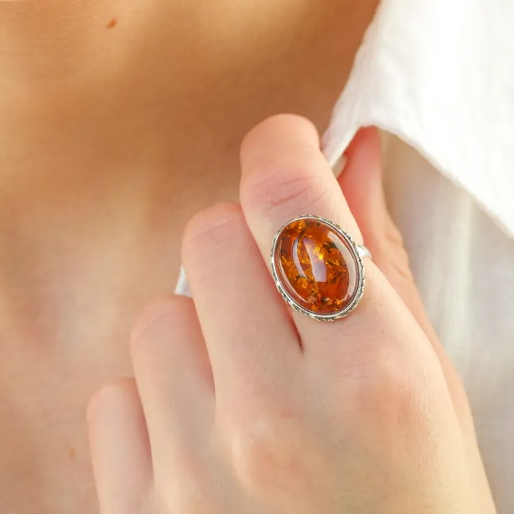 Oval rav ring i oxideret sterlingsølv