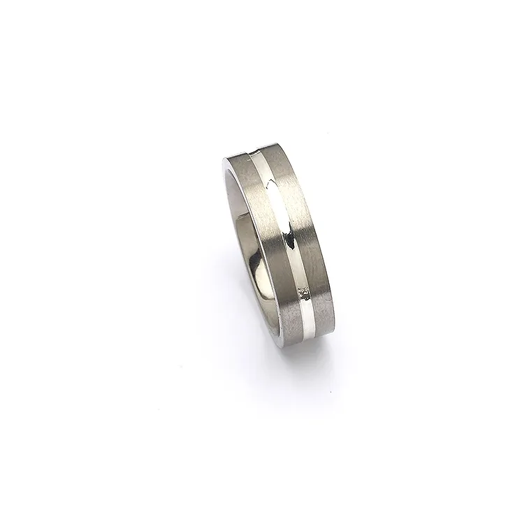 ring i titanium og sølv