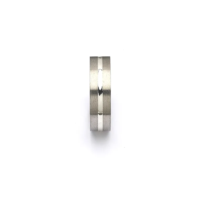 ring i titanium og sølv
