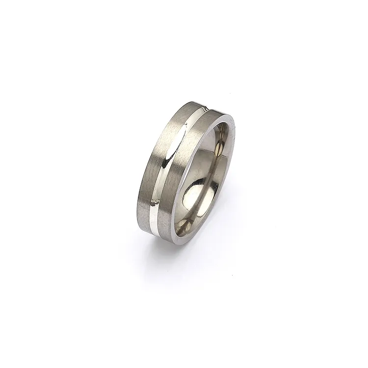 ring i titanium og sølv