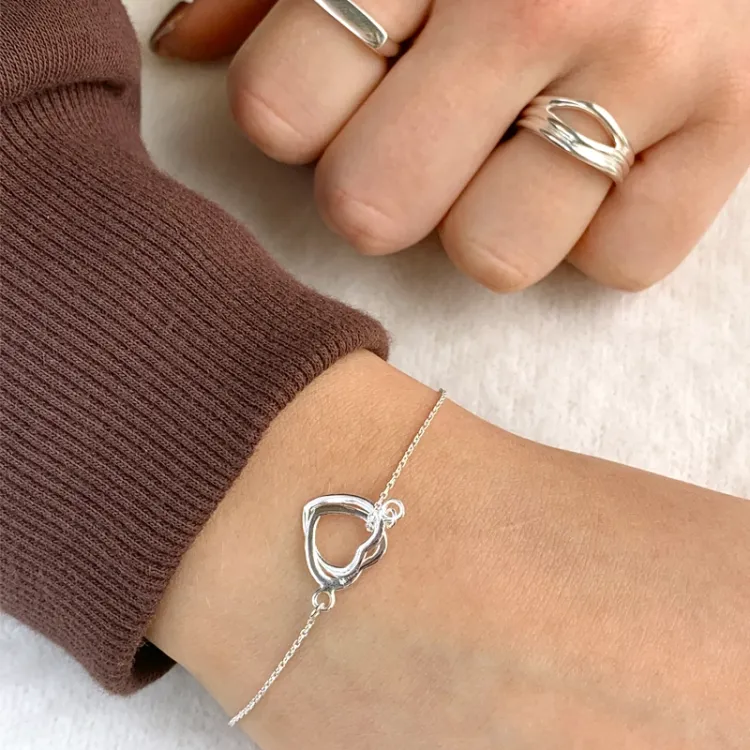 Armbånd i sølv med hjertevedhæng i sølv