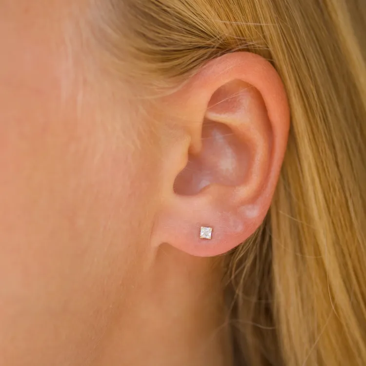 2,5 mm ørestikker i 9 karat guld med zirkon - Gold Collection
