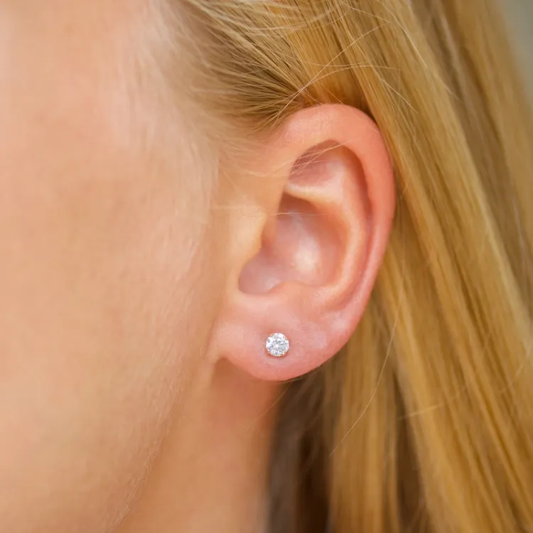 4 mm ørestikker i 9 karat guld med zirkon - Gold Collection