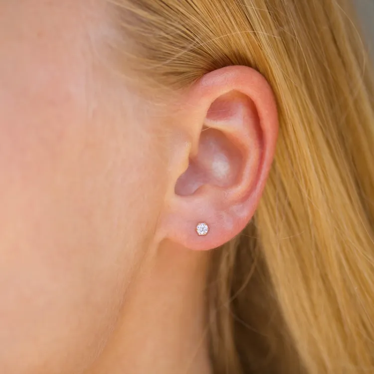 3 mm ørestikker i 9 karat guld med zirkon - Gold Collection