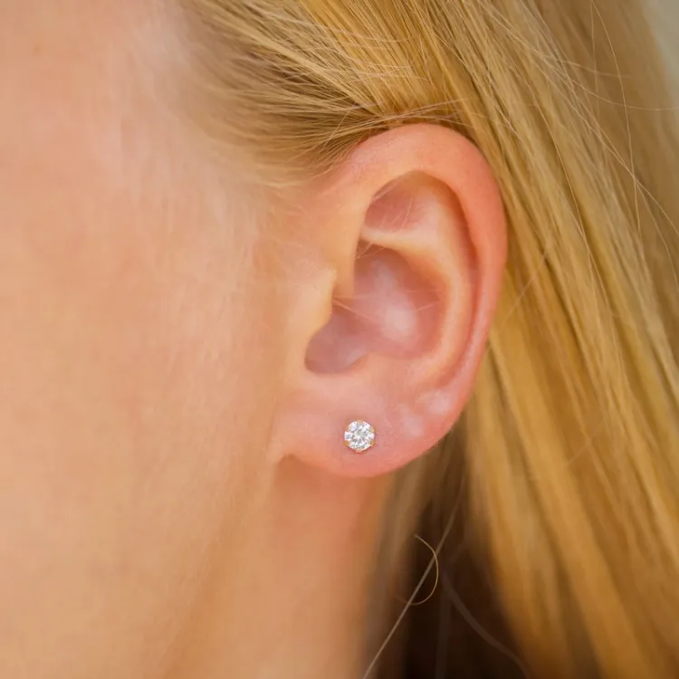 4 mm ørestikker i 9 karat guld med zirkon - Gold Collection
