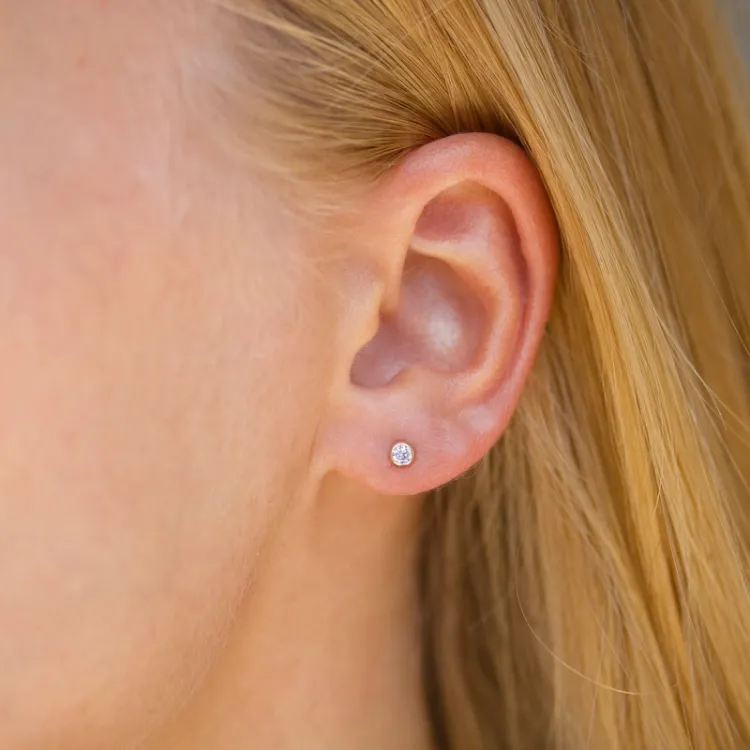 1/2 par 3 mm øreringe i 9 karat guld med zirkon - Gold Collection
