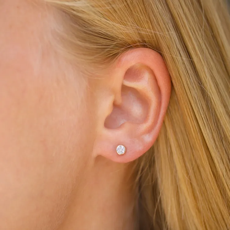 4 mm ørestikker i 9 karat guld med zirkon - Gold Collection