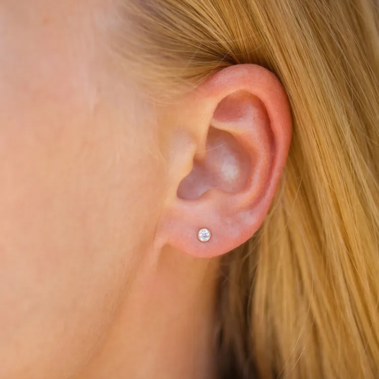 3 mm ørestikker i 9 karat guld med zirkon - Gold Collection