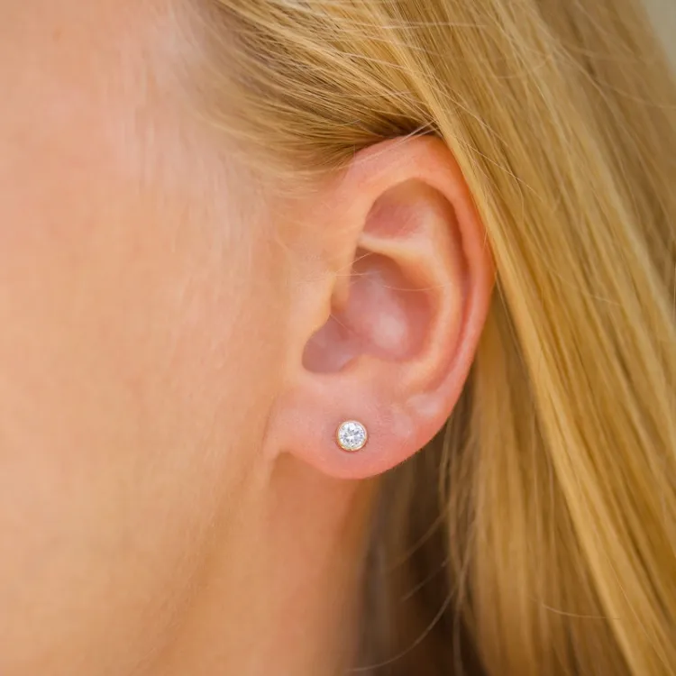 4 mm ørestikker i 9 karat guld med zirkon - Gold Collection