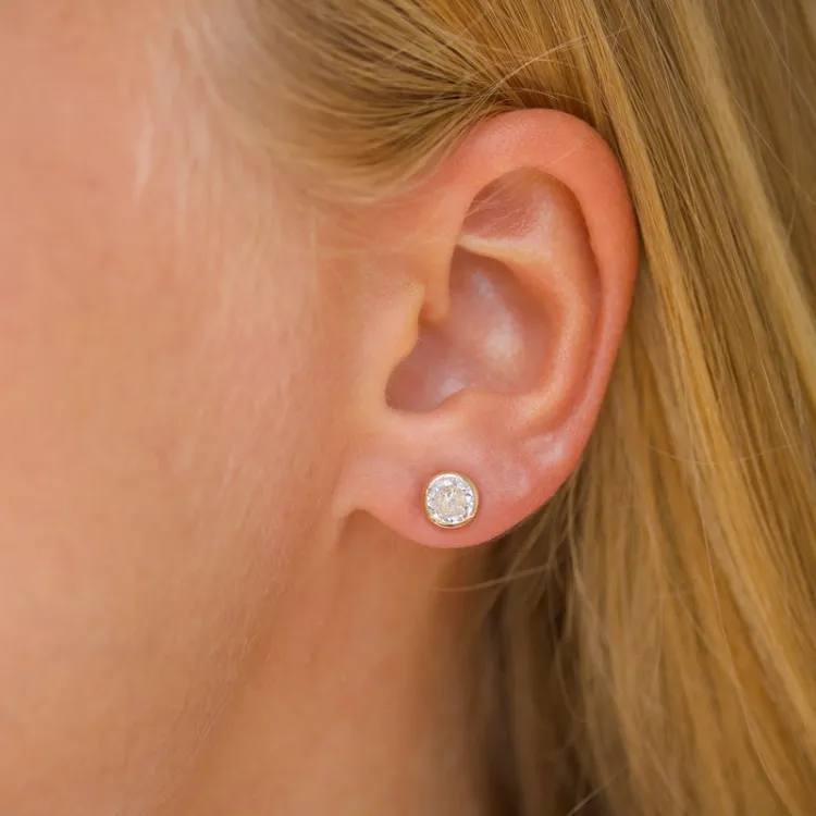 6 mm ørestikker i 9 karat guld med zirkon - Gold Collection