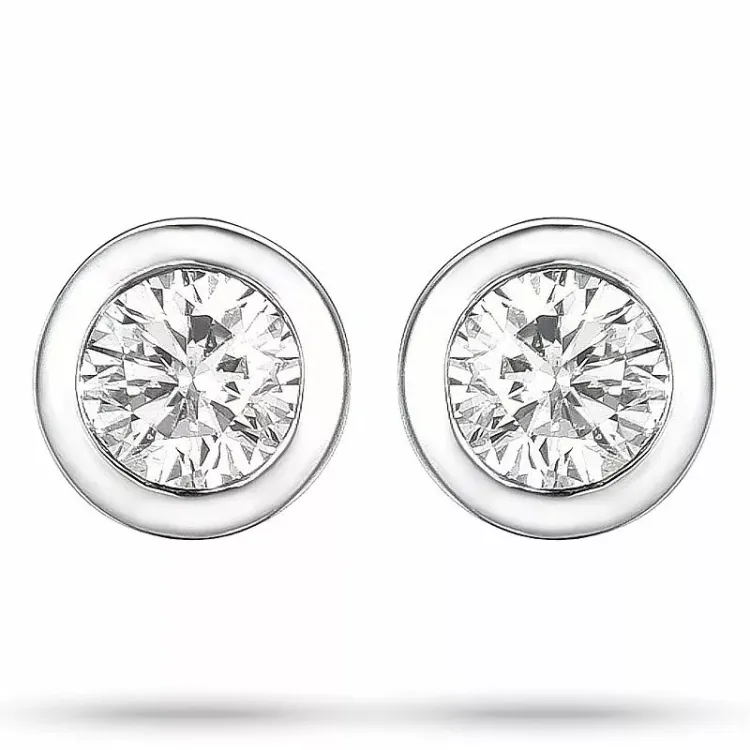 2 x 0,05 ct diamant solitaireørestikker i 14 karat hvidguld med diamant