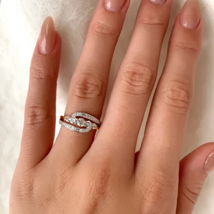 hvid zirkon ring i 9 karat guld med 9 karat hvidguld