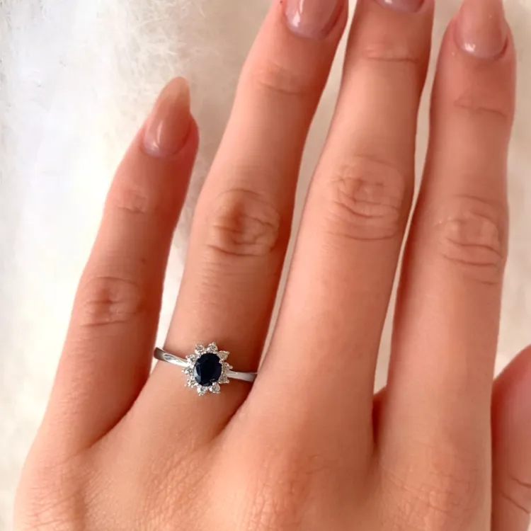 safir rosetring i 8 karat hvidguld