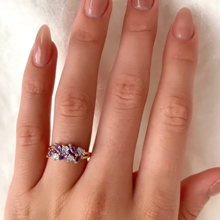 Elegant lilla ametyst guldring i 9 karat guld med rhodium
