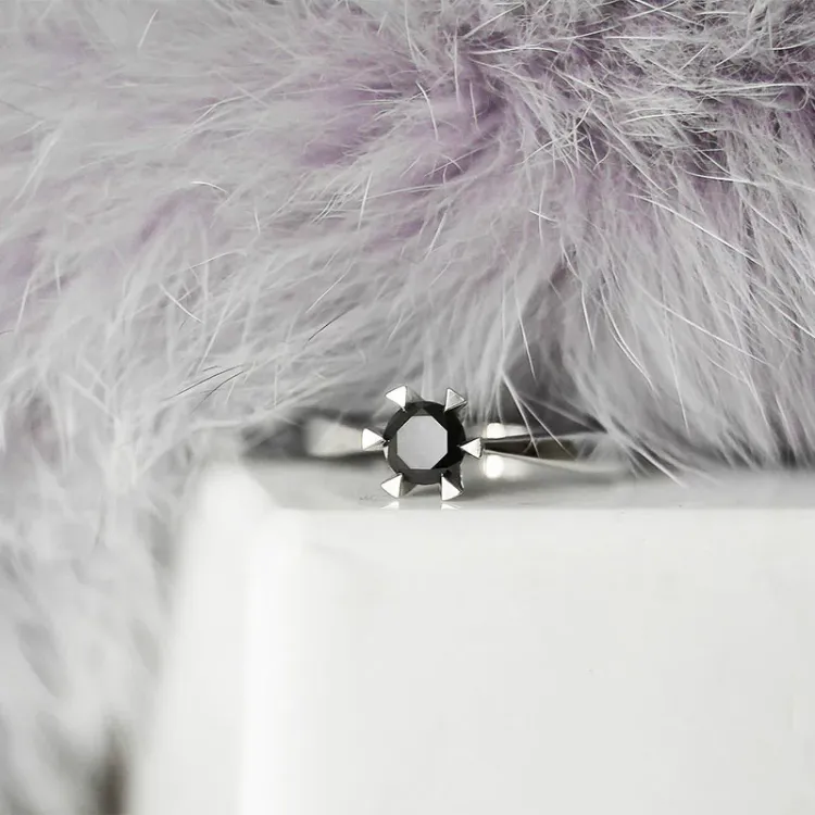 0,50 ct sort diamant solitairering i 14 karat hvidguld 0,50 ct