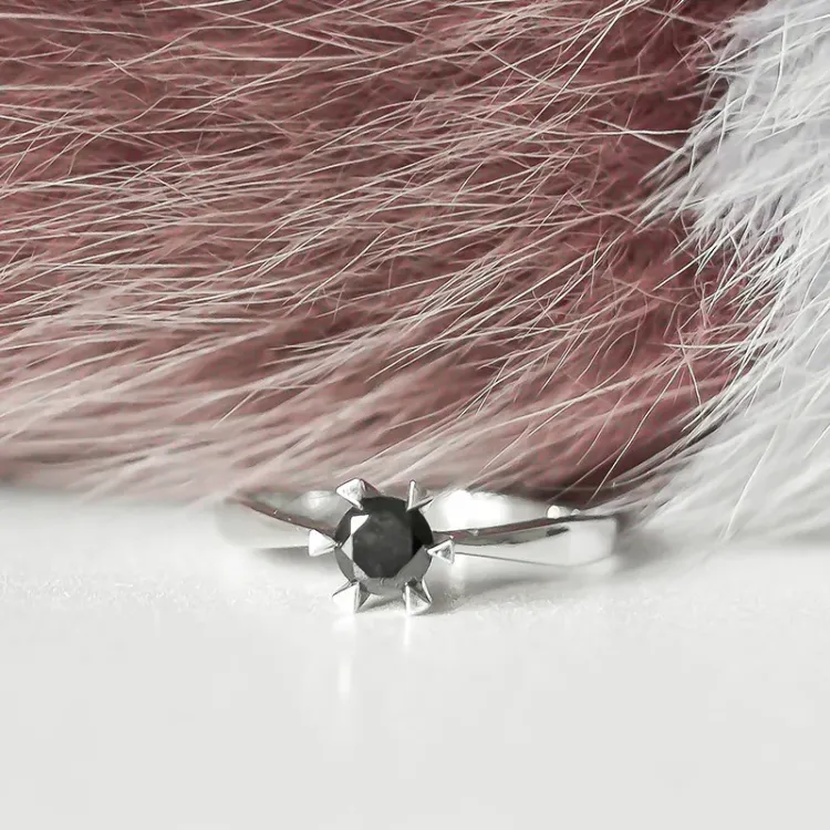 0,50 ct sort diamant solitairering i 14 karat hvidguld 0,50 ct
