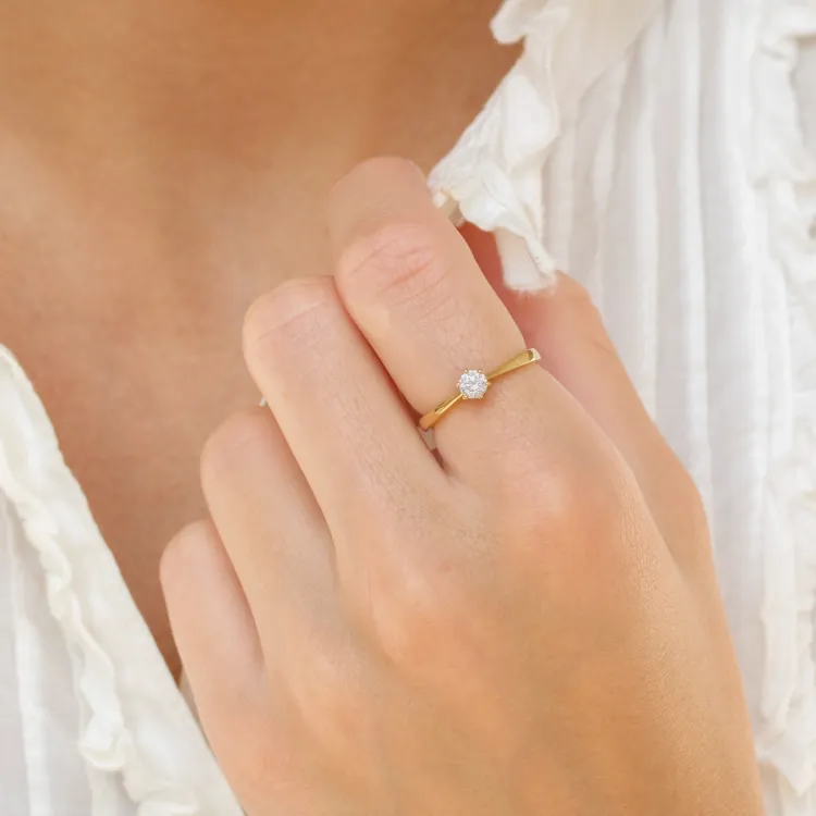 smal solitairering i 8 karat guld - Gold Collection