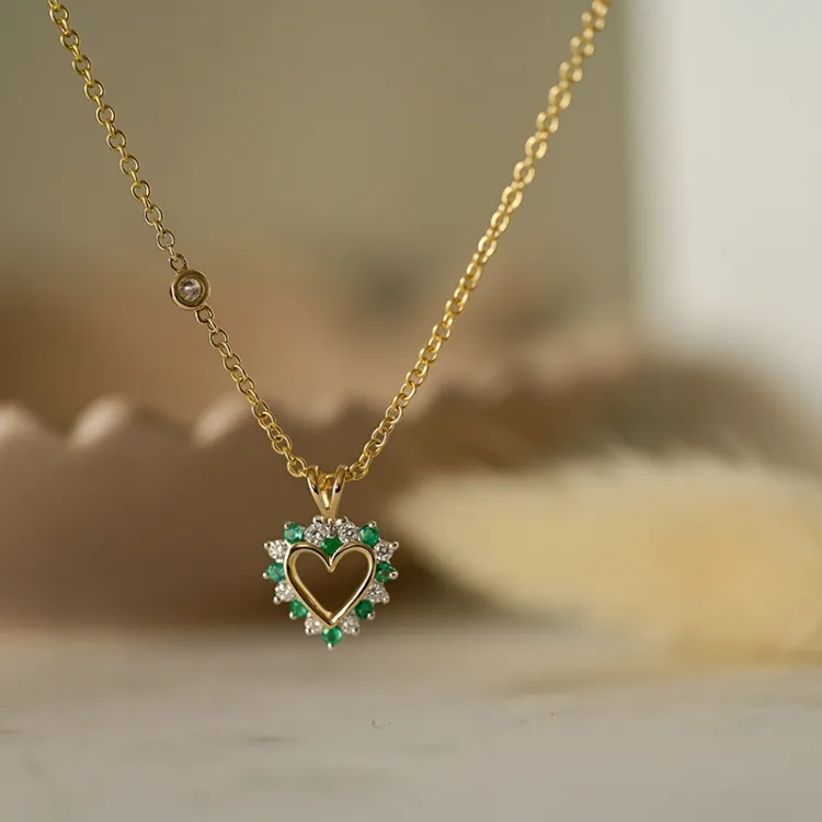 hjerte smaragd vedhæng i 14 karat guld.- og hvidguld 0,13 ct 0,14 ct