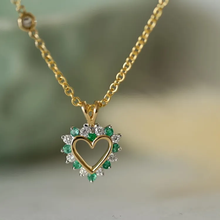 hjerte smaragd vedhæng i 14 karat guld.- og hvidguld 0,13 ct 0,14 ct