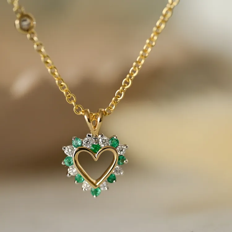 hjerte smaragd vedhæng i 14 karat guld.- og hvidguld 0,13 ct 0,14 ct
