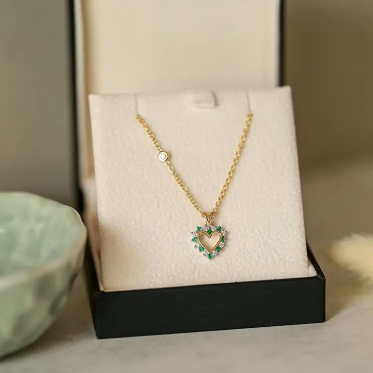 hjerte smaragd vedhæng i 14 karat guld.- og hvidguld 0,13 ct 0,14 ct