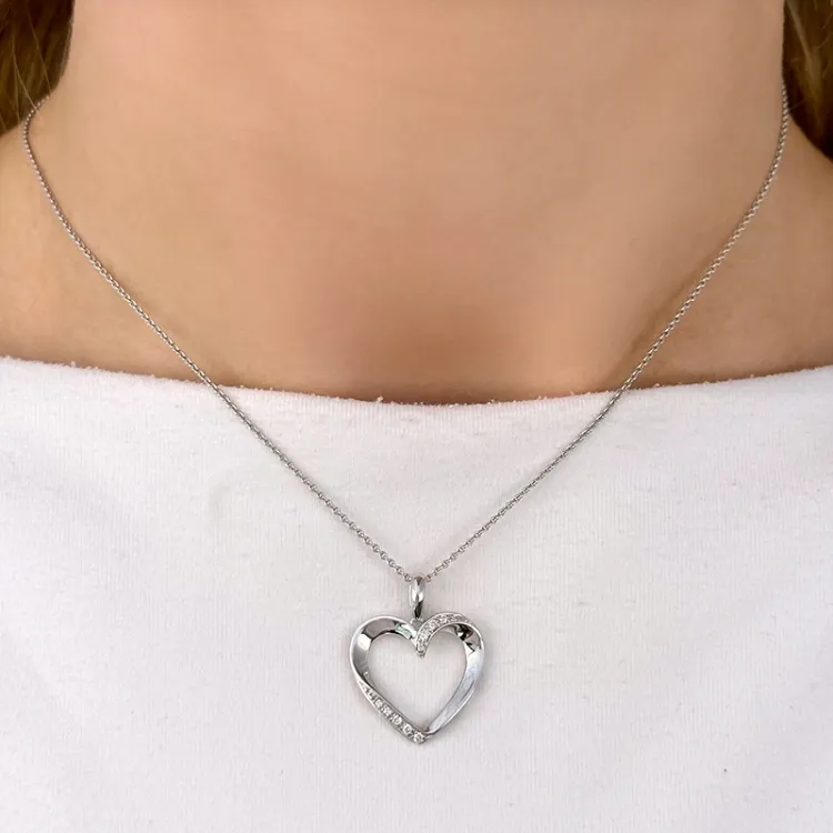 hjerte diamantvedhæng i 14 karat hvidguld 0,08 ct