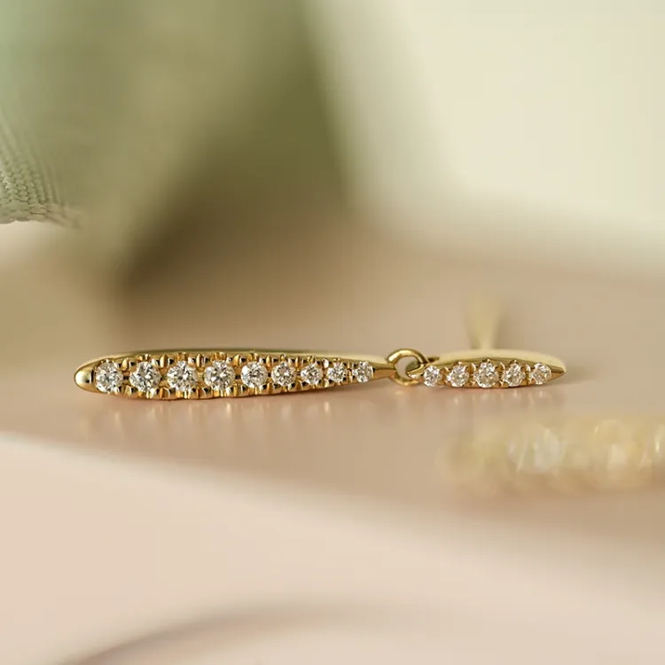 lange diamant øreringe i 14 karat guld med diamant 